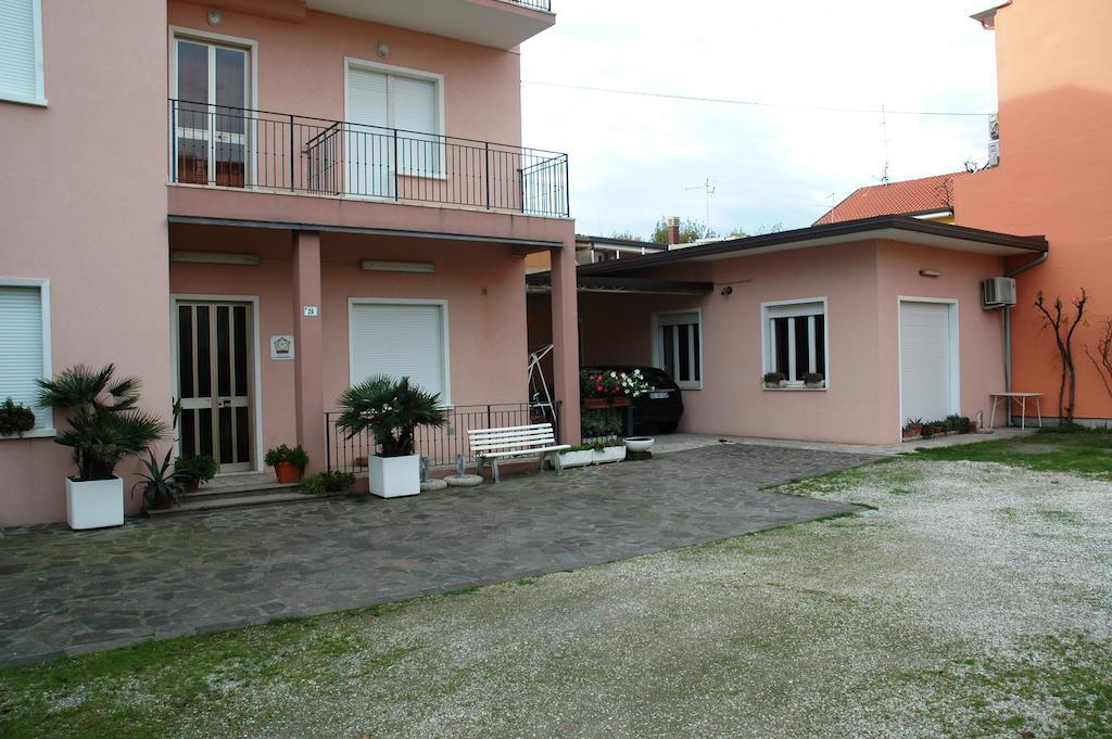 Villa Linda Affittacamere Bellaria-Igea Marina Eksteriør bilde
